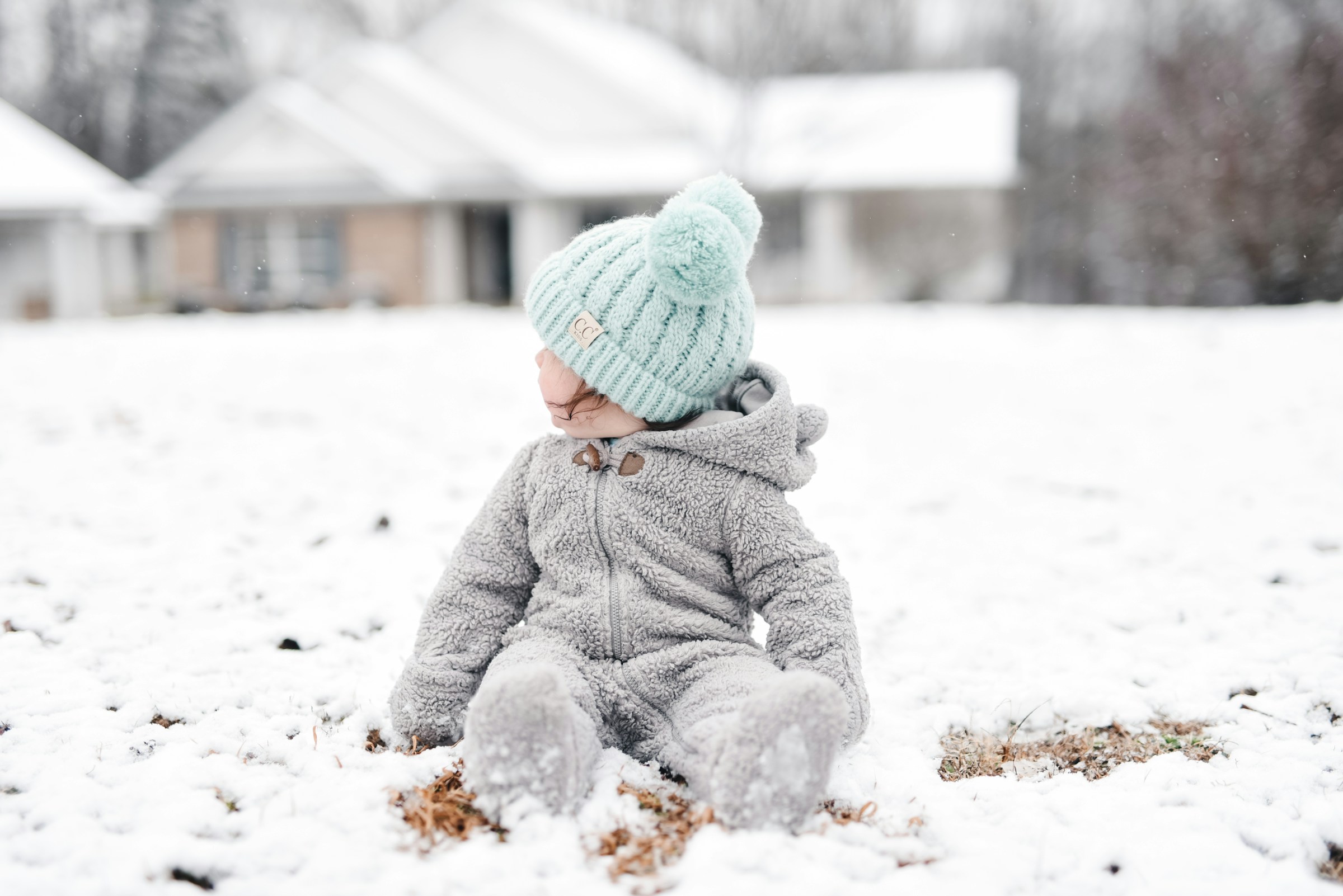 Équipements bébé pour la neige et le froid : la checklist indispensable pour des vacances au ski sereines