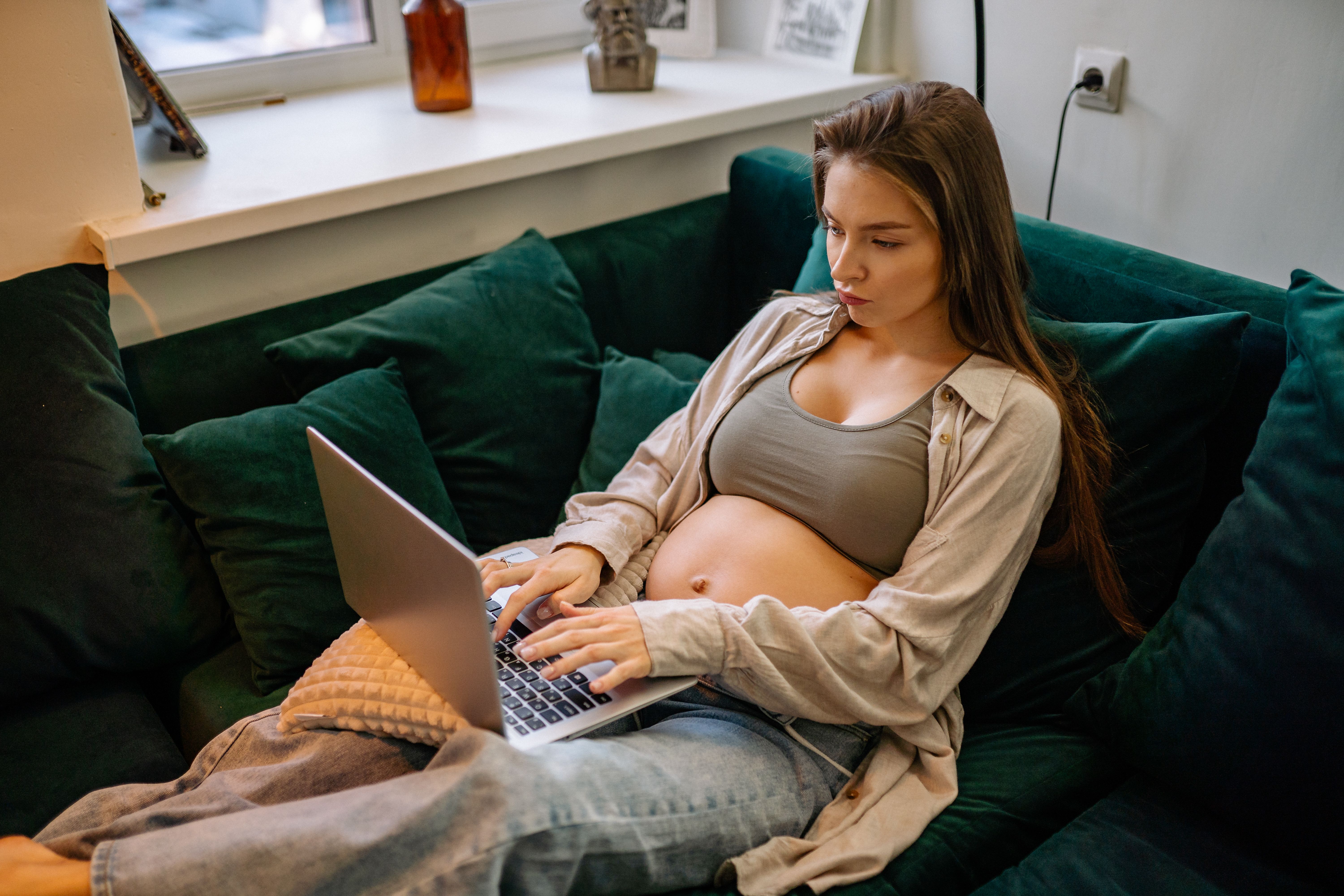 Les démarches administratives avant la naissance : le guide complet des futurs parents