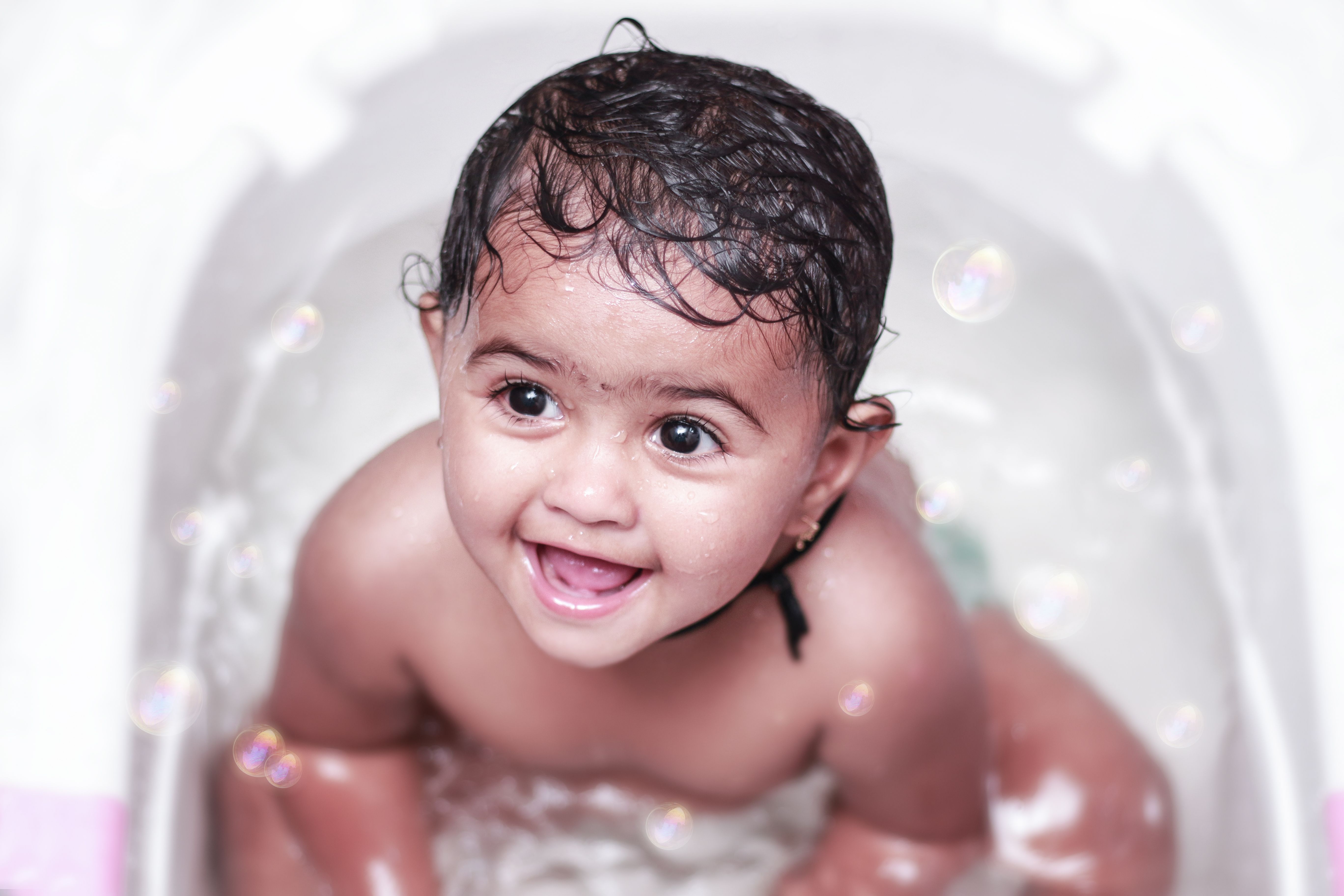 Cape de bain bébé : bien la choisir dès la naissance