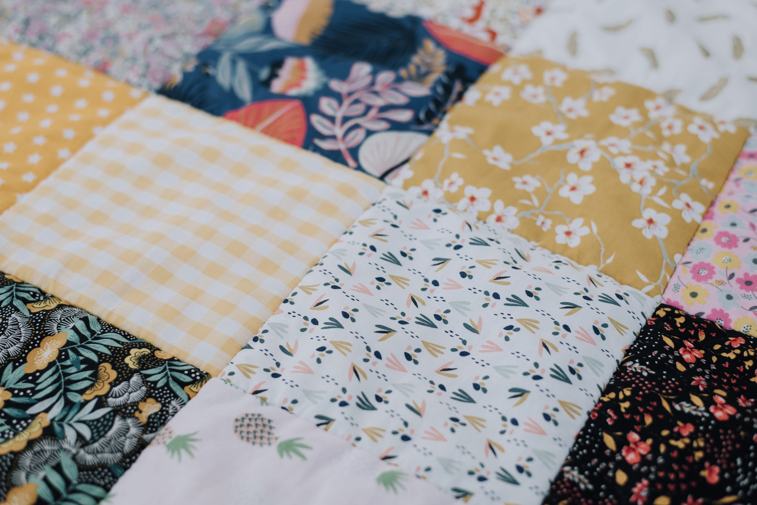Une couverture, cent messages : le cadeau de naissance qui reste