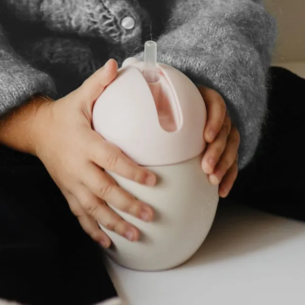 Tasse à paille lestée bébé | Autonomie &amp; anti-fuite
 &ndash; Élhée