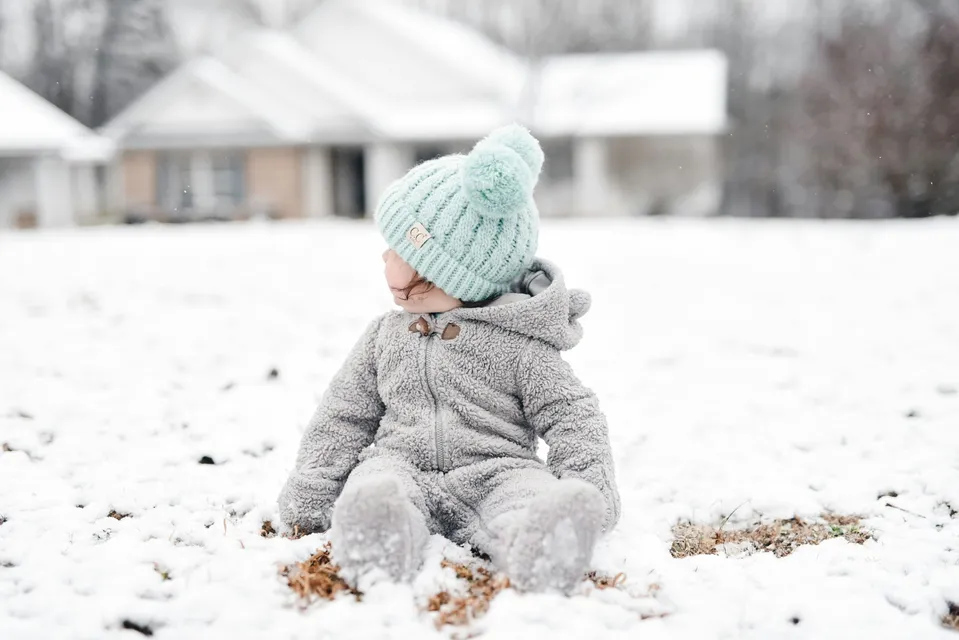 Équipements bébé pour la neige et le froid : la checklist indispensable pour des vacances au ski sereines