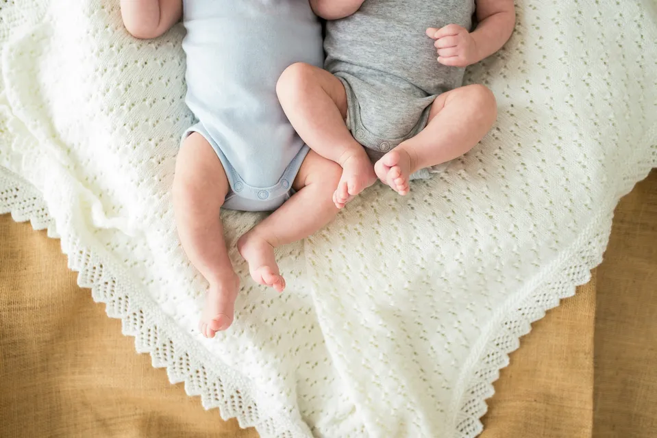 Que prévoir pour la naissance de jumeaux ? Le guide complet pour bien s’organiser