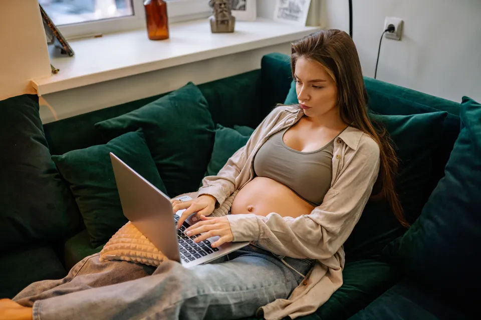 Les démarches administratives avant la naissance : le guide complet des futurs parents