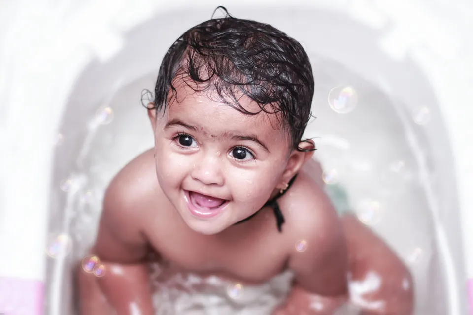 Cape de bain bébé : bien la choisir dès la naissance