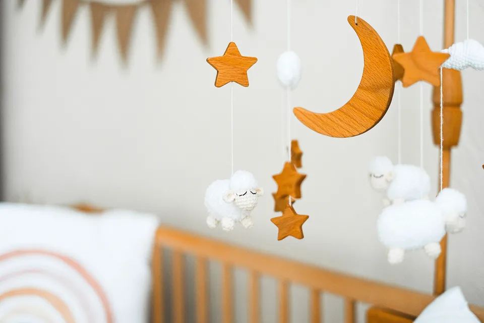 Mobile bébé : musical, Montessori ou déco, que choisir ?