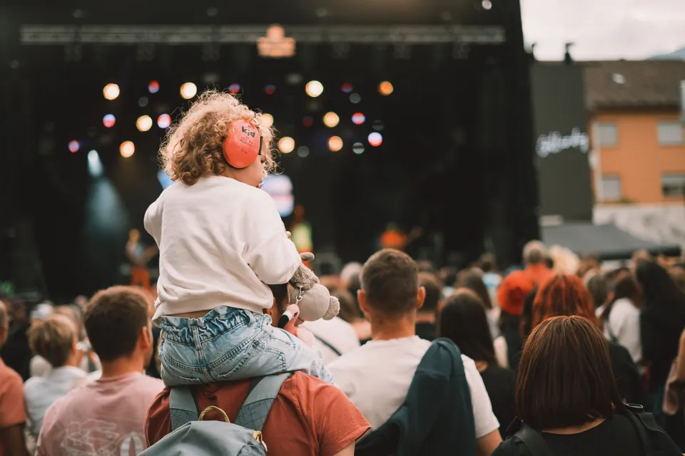 Casque anti-bruit bébé : pourquoi et lequel prendre ?