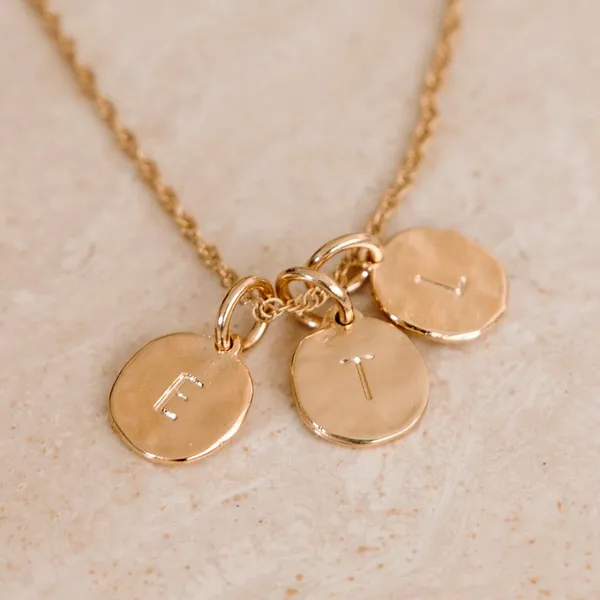Médaillon Initial personnalisé - Idée cadeau femme - Bijou élégant personnalisé : pendentif lettre doré