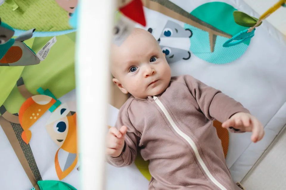 Tapis d'éveil bébé : ce qu'il faut regarder avant d'acheter