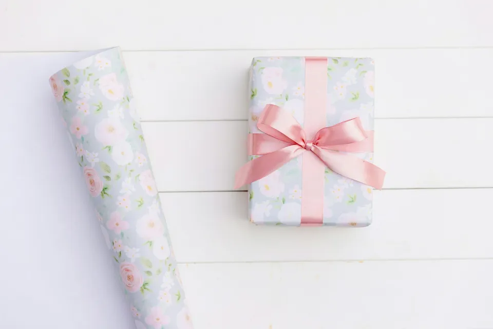 🎁 Quels sont les meilleurs cadeaux à offrir à de jeunes parents ? 30 idées utiles (et vraiment appréciées)