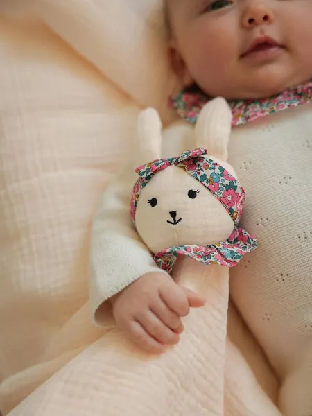 Doudou personnalisable en gaze de coton bio et tissu Liberty rose pâle - Envie de Fraise