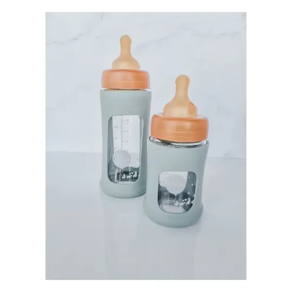 Hevea  Biberon en verre à col large avec housse de protection Débit moyen | Vert amande
