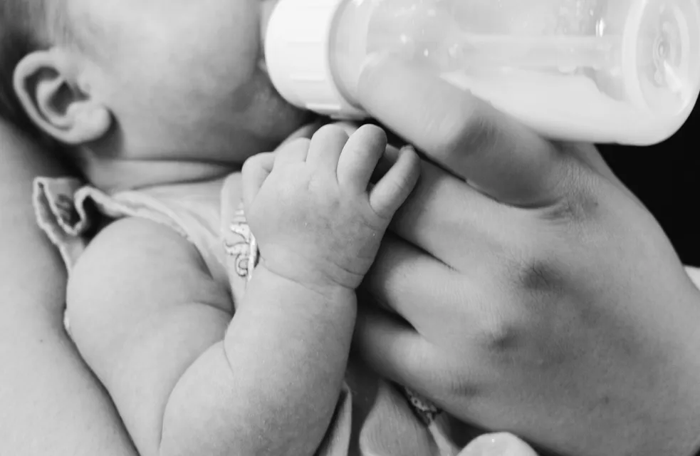Les différents types de biberons : comment choisir le plus adapté à bébé ?