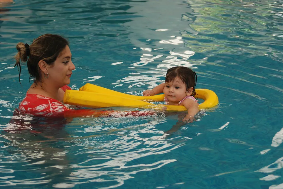 Sortir avec bébé : bébé nageur, ludothèque, baby gym et à quel âge commencer