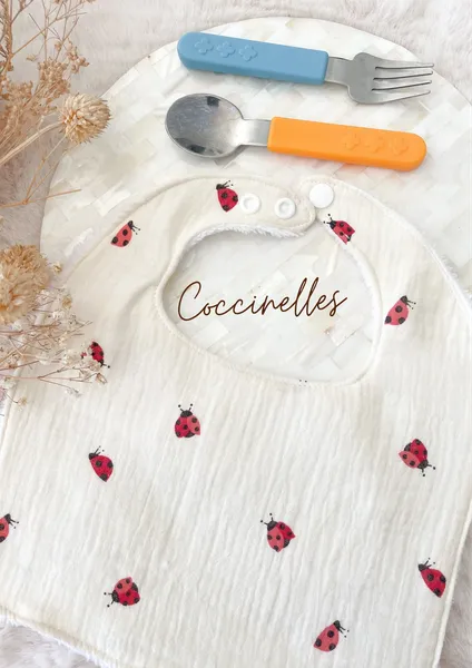 Bavoir élastique maternelle et serviette repas enfant